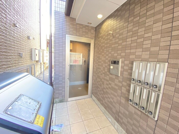 物件外観写真2　(エントランス部分)