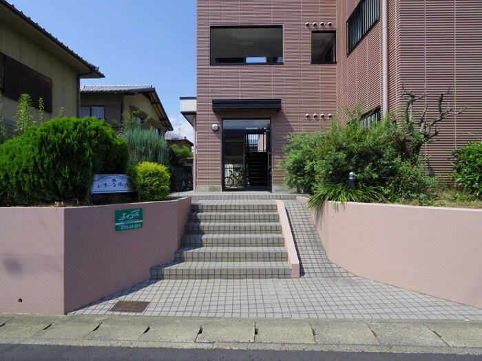 物件外観写真3　(エントランス部分)