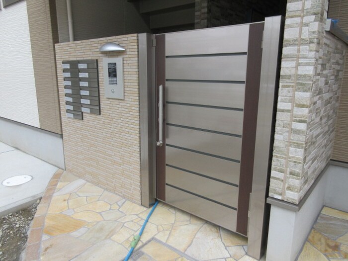物件外観写真4　(エントランス部分)
