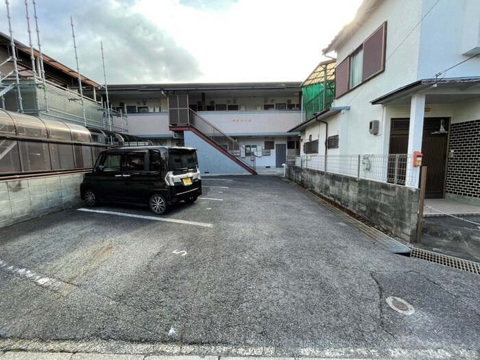 物件外観写真2　(駐車場)