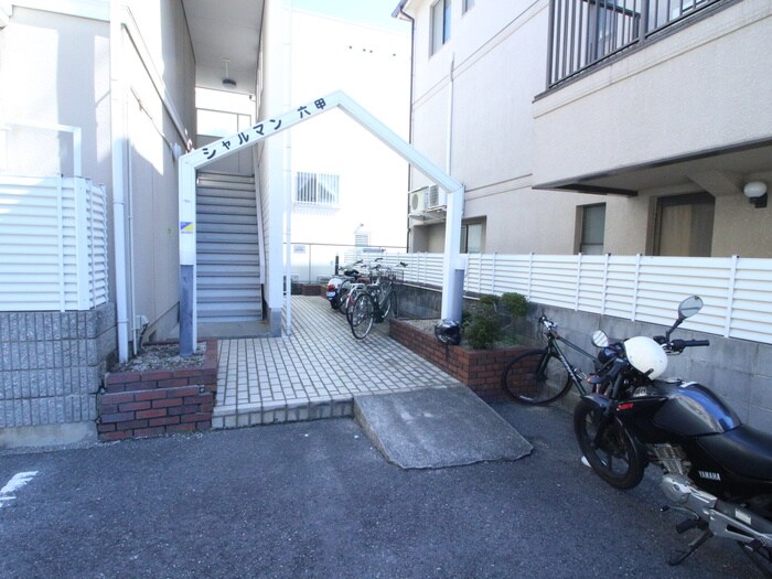 物件外観写真2　(エントランス部分)