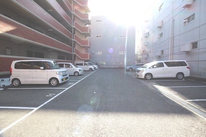 物件外観写真3　(駐車場)