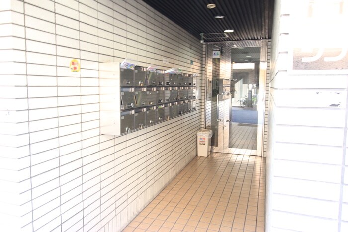 物件外観写真2　(エントランス部分)