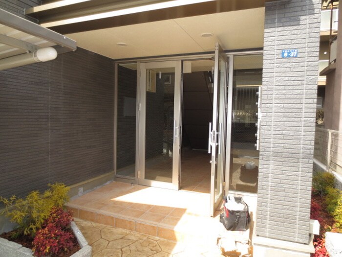 物件外観写真3　(エントランス部分)