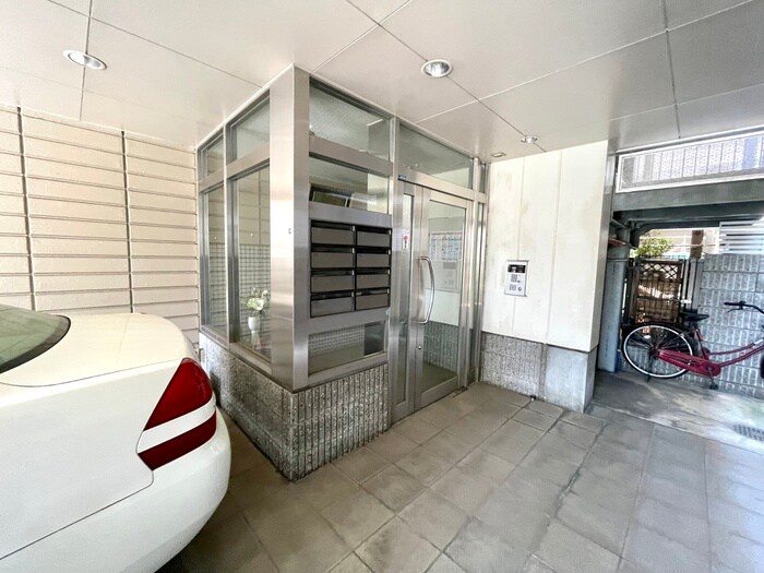 物件外観写真3　(エントランス部分)