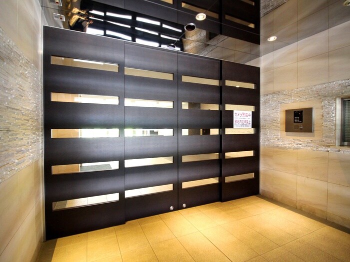 物件外観写真2　(エントランス部分)