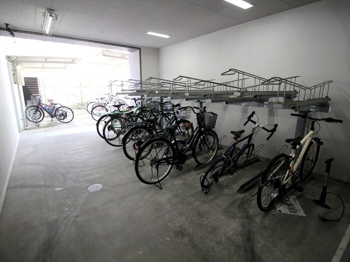 物件外観写真4　(駐輪場)