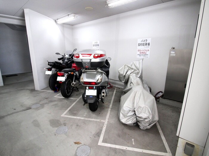 物件外観写真5　(バイク置き場)