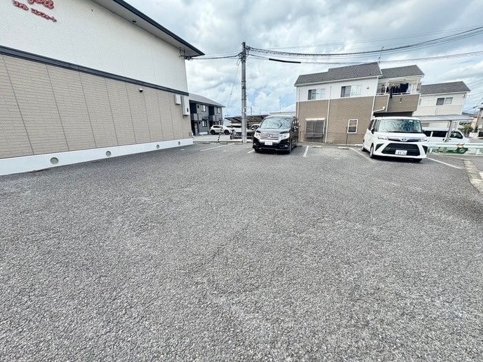 物件外観写真2　(駐車場)