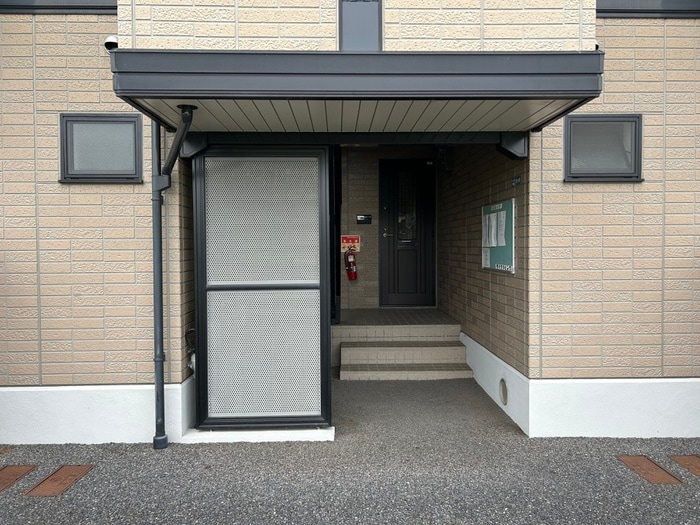 物件外観写真4　(エントランス部分)