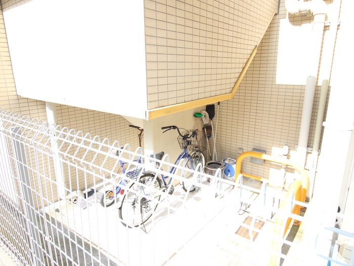 物件外観写真4　(駐輪場)