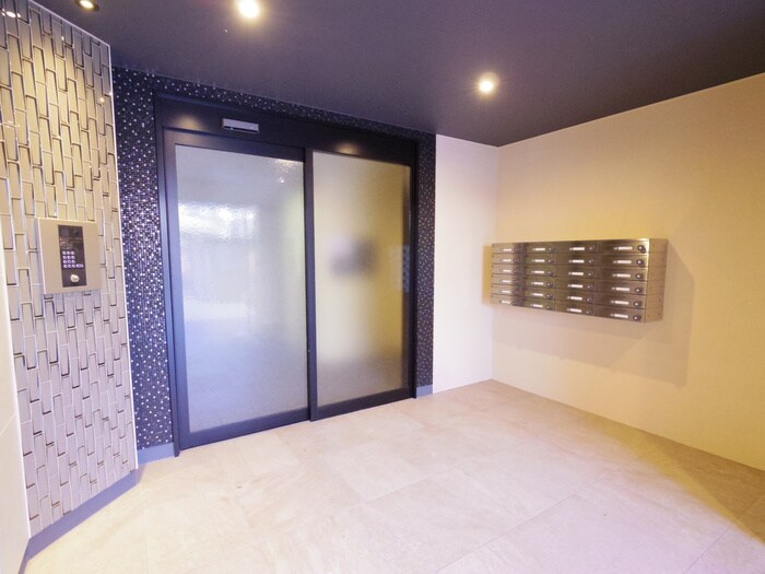 物件外観写真5　(エントランス部分)