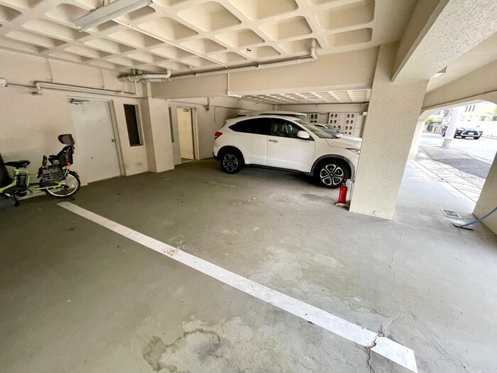 物件外観写真5　(駐車場)