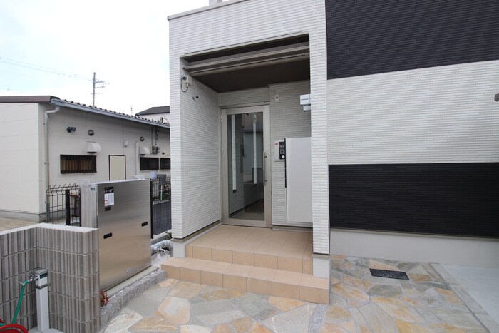 物件外観写真3　(エントランス部分)