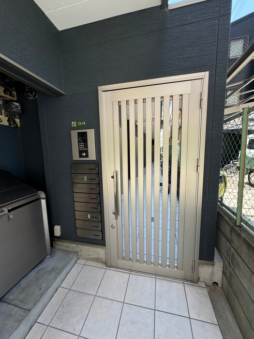 物件外観写真6　(エントランス部分)