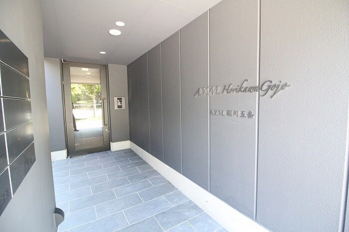 物件外観写真3　(エントランス部分)