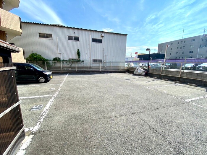 物件外観写真4　(駐車場)