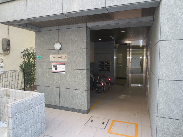 物件外観写真2　(エントランス部分)