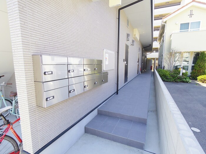 物件外観写真3　(エントランス部分)