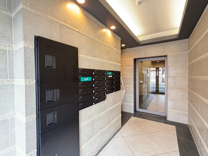 物件外観写真3　(エントランス部分)