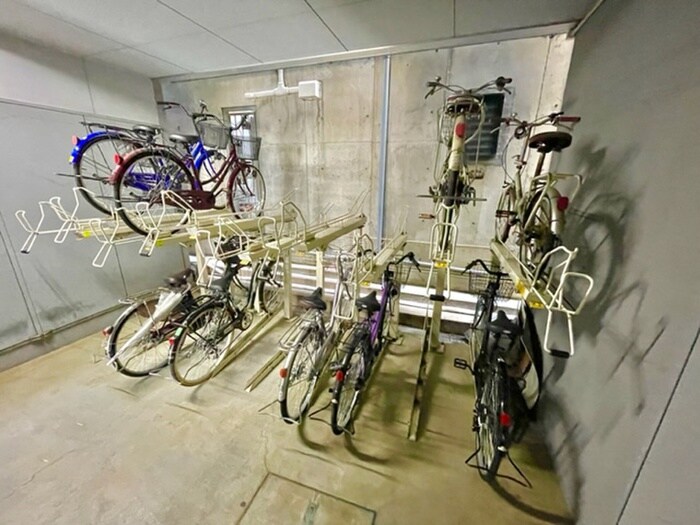 物件外観写真4　(駐輪場)