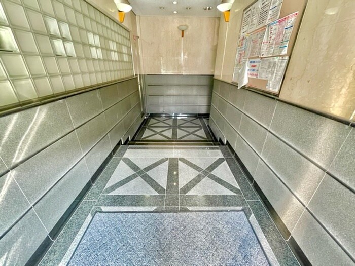 物件外観写真6　(エントランス部分)