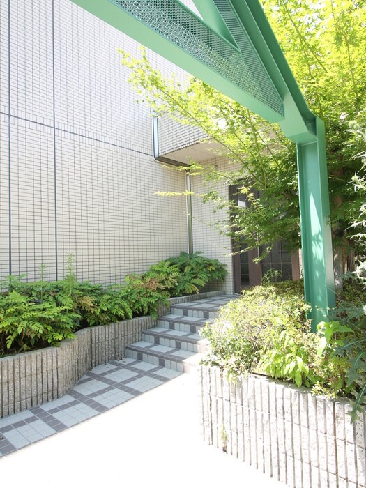 物件外観写真6　(エントランス部分)