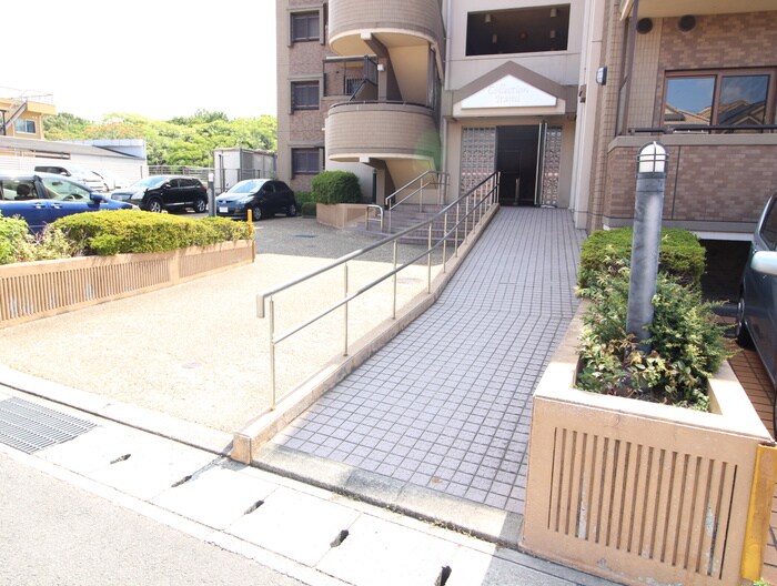 物件外観写真2　(エントランス部分)