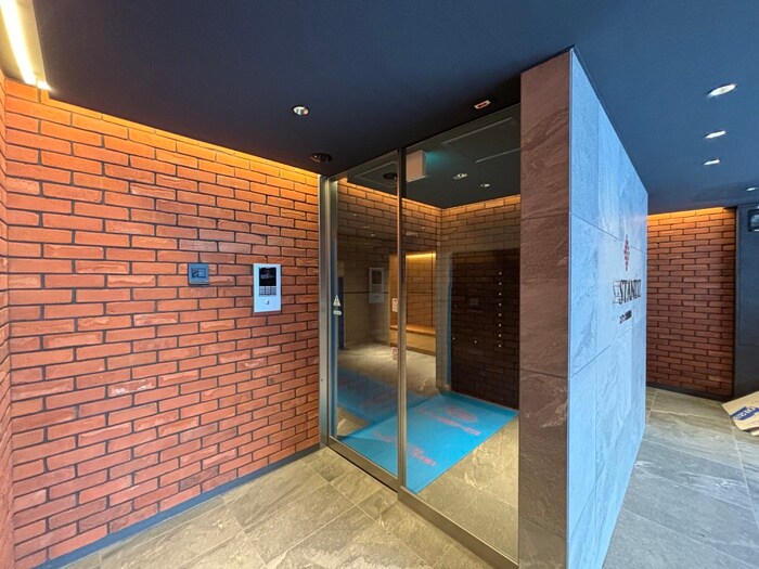 物件外観写真2　(エントランス部分)