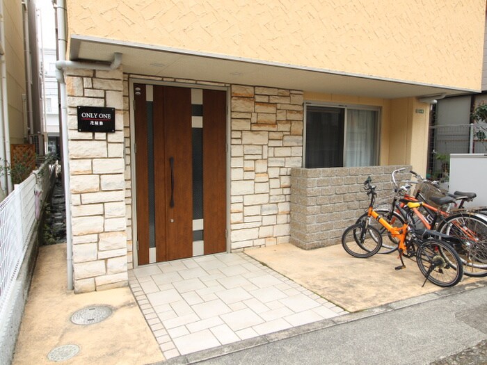 物件外観写真2　(エントランス部分)