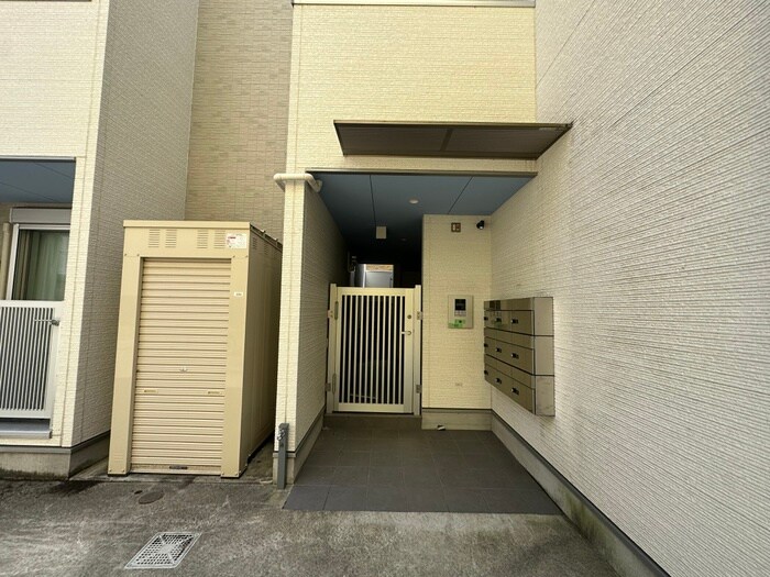 物件外観写真6　(エントランス部分)