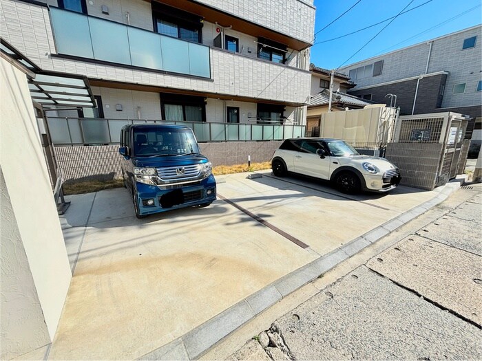 物件外観写真4　(駐車場)