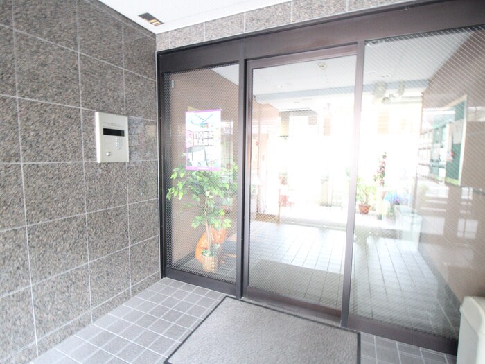 物件外観写真2　(エントランス部分)