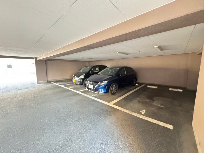 物件外観写真3　(駐車場)