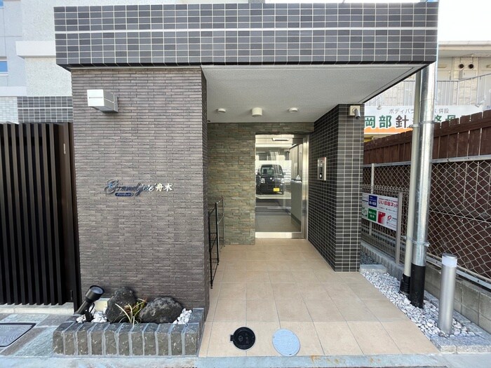 物件外観写真3　(エントランス部分)