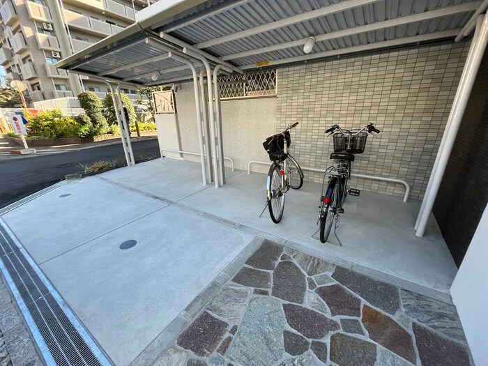 物件外観写真4　(駐輪場)