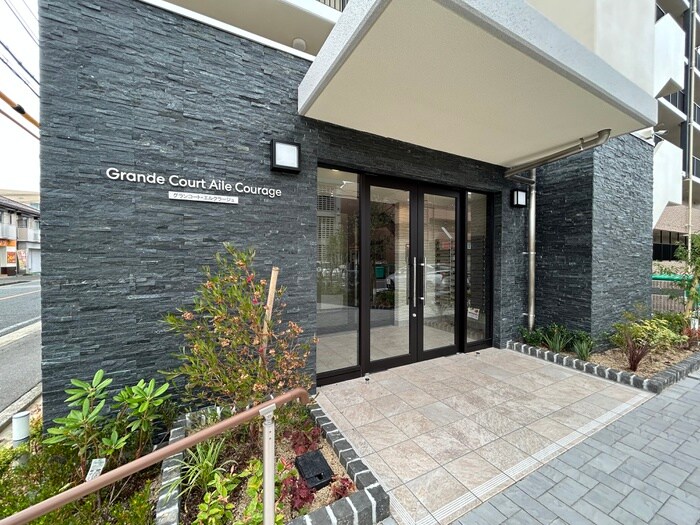 物件外観写真2　(エントランス部分)