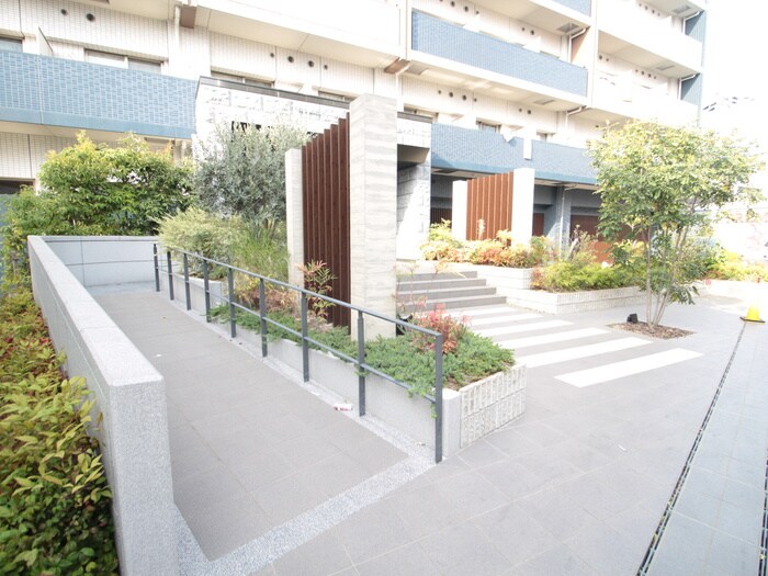 物件外観写真3　(エントランス部分)