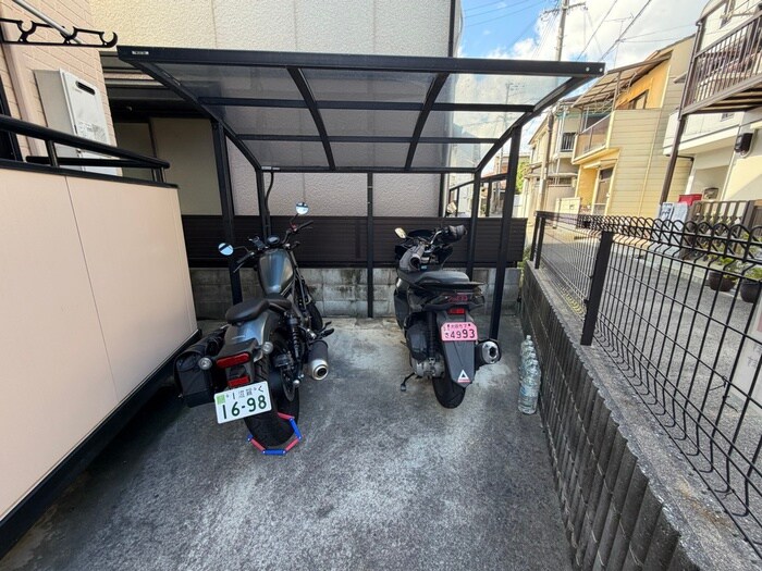 物件外観写真3　(バイク置き場)
