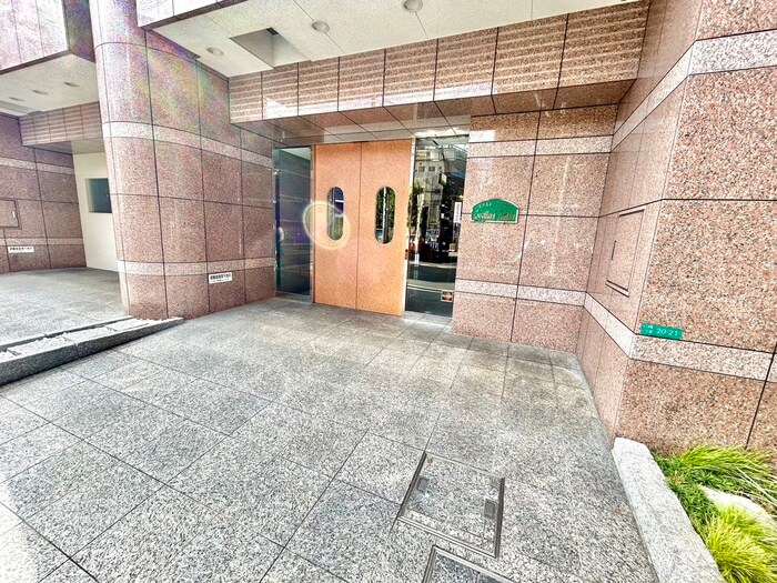 物件外観写真2　(エントランス部分)