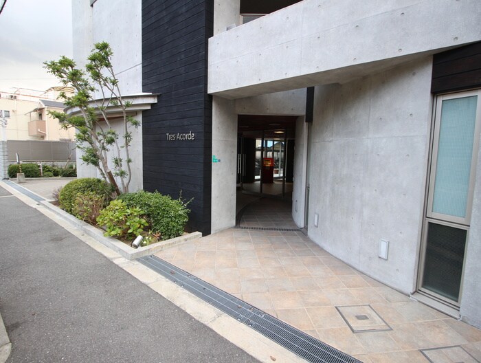 物件外観写真4　(エントランス部分)