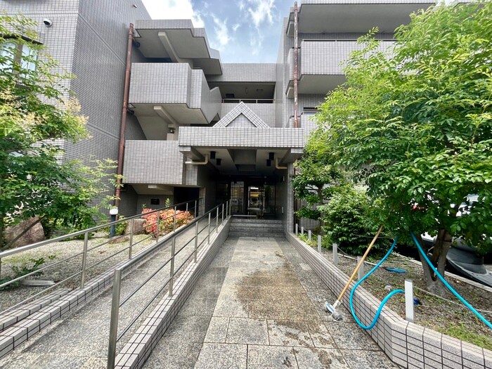 物件外観写真2　(エントランス部分)