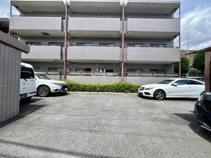 物件外観写真5　(駐車場)