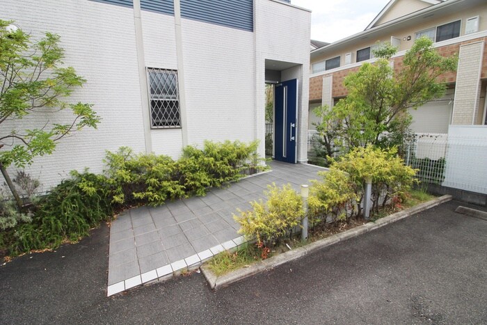 物件外観写真3　(エントランス部分)