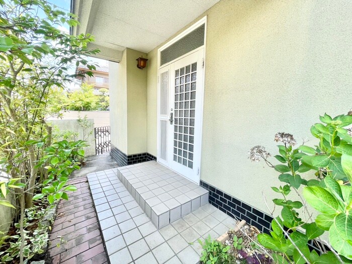 物件外観写真4　(エントランス部分)