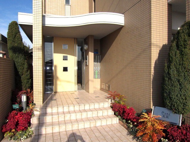 物件外観写真2　(エントランス部分)