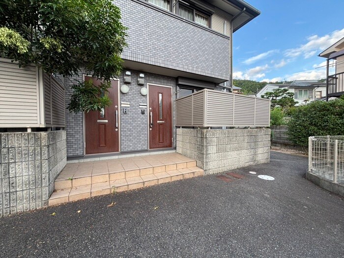 物件外観写真2　(エントランス部分)