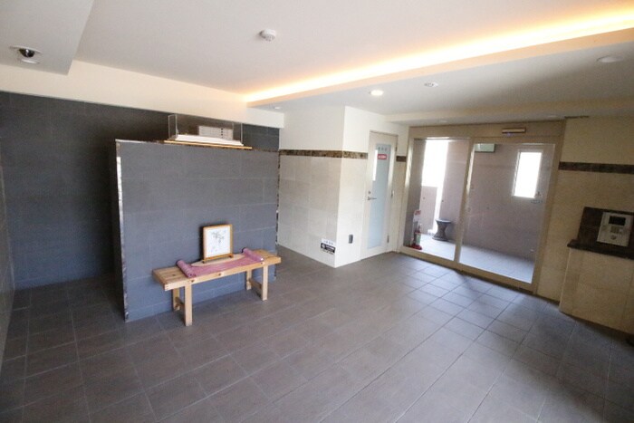 物件外観写真2　(エントランス部分)