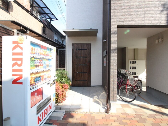 物件外観写真2　(エントランス部分)