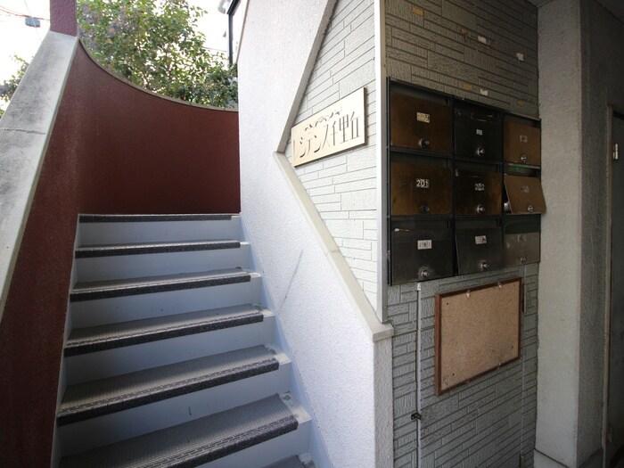 物件外観写真3　(エントランス部分)